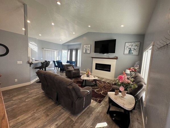 Älytelevisio, takka, videopelejä, pöytäjalkapallopöytä