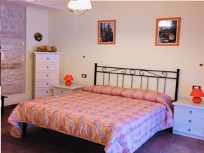 1 bedroom, internet (free), bed sheets