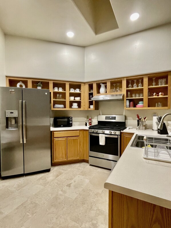 Fridge, microwave, oven, stovetop - ✨ Across Starpass private pool Private hot tub, Free fast wifi, Free coffee ✨ (Tucson)