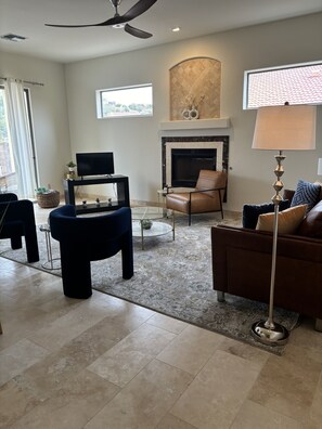 Smart TV - ✨ Across Starpass private pool Private hot tub, Free fast wifi, Free coffee ✨ (Tucson)