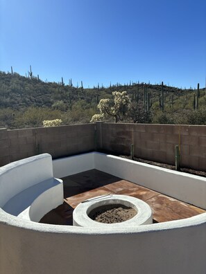 Outdoor spa tub - ✨ Across Starpass private pool Private hot tub, Free fast wifi, Free coffee ✨ (Tucson)