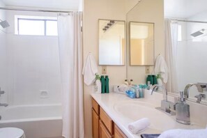 Badewanne, Haartrockner, Handtücher, Seife
