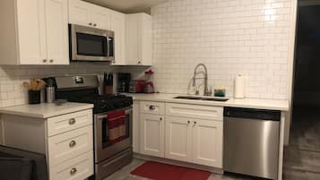 Fridge, oven, stovetop, dishwasher