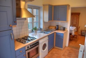 Kühlschrank, Mikrowelle, Ofen, Wasserkocher mit Kaffee-/Teezubehör