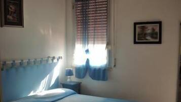 1 makuuhuone, silitysrauta/-lauta