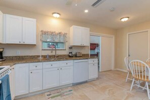 Fridge, microwave, oven, stovetop - Sleeps 10 & pet friendly #3606 Villa Franca (Sarasota)