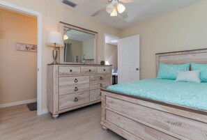 3 bedrooms, WiFi, bed sheets - Sleeps 10 & pet friendly #3606 Villa Franca (Sarasota)