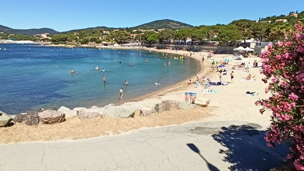 A beach with clear blue water, sandy shore, and a few people swimming. - Luxury villa with garden in a secure residence - beach at 700m (Roquebrune-sur-Argens)