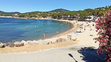 Vlak bij het strand, ligstoelen aan het strand