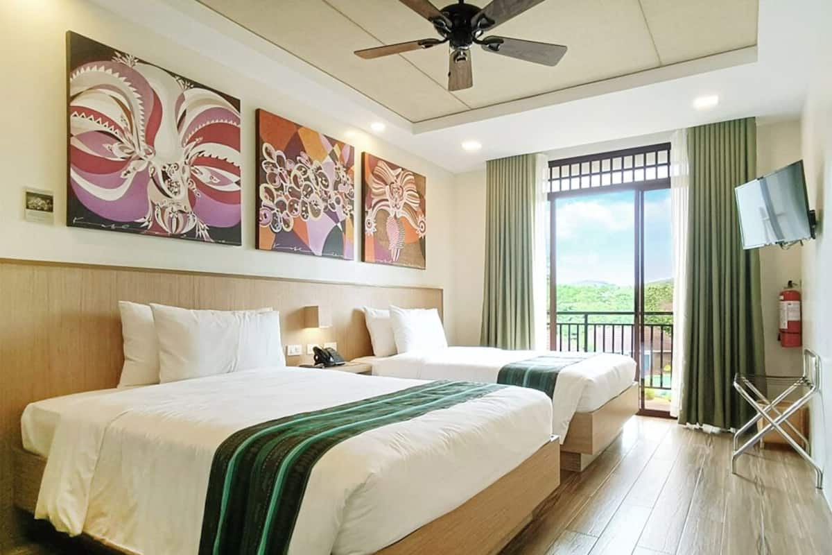 Deluxe Room - Double Room with Resort View | Escritorio, espacio para trabajar con laptop y cortinas blackout