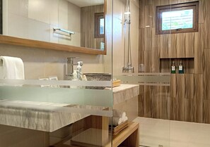 Deluxe Room - King with Resort View | Baño | Regadera, amenidades de baño gratuitas, secadora de cabello, pantuflas 