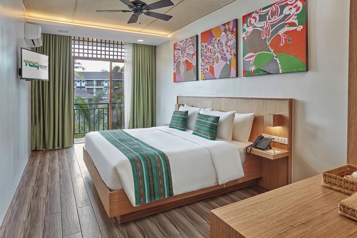 Superior Room - King with Resort View | 办公桌、笔记本电脑工作区、遮光窗帘、免费 WiFi