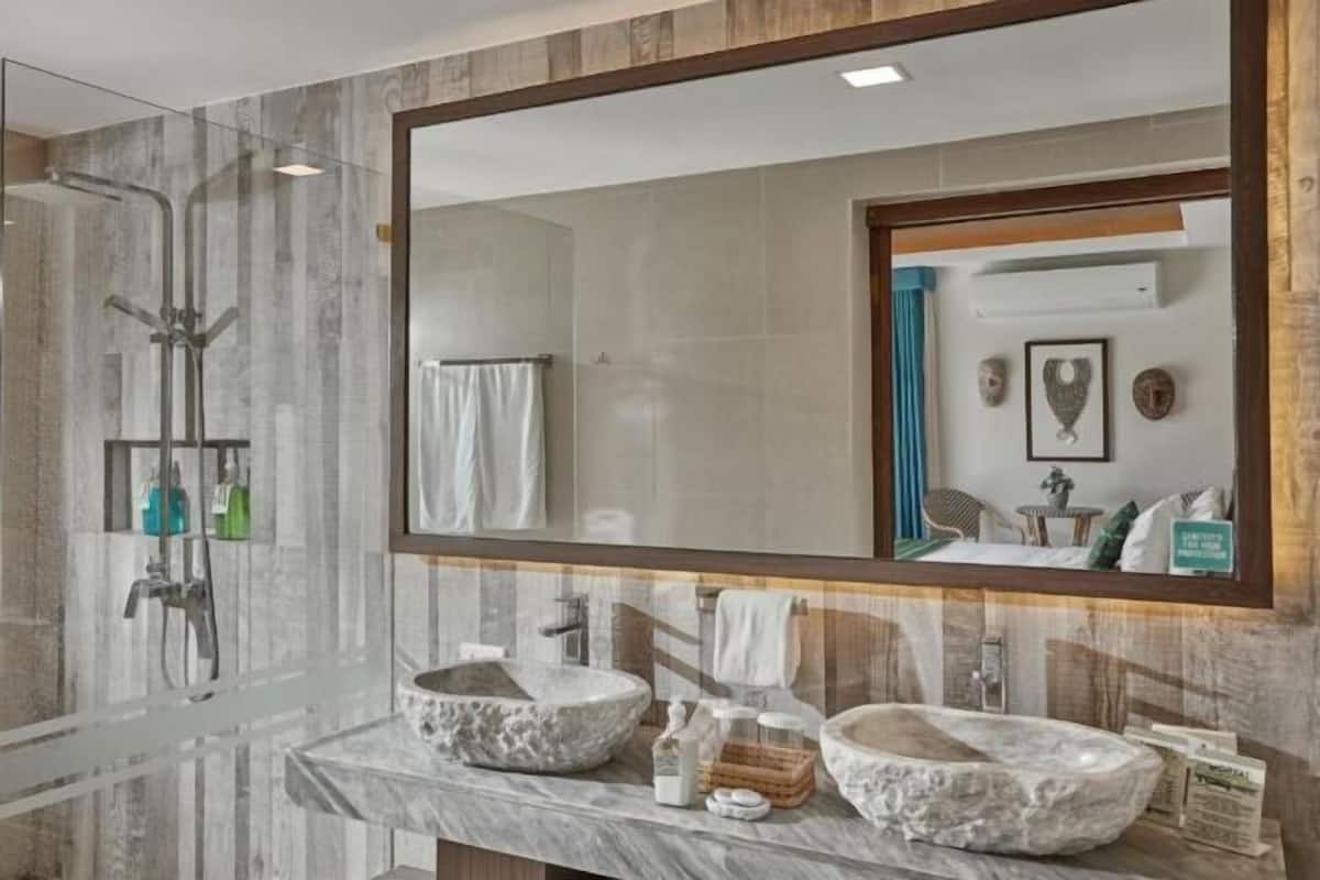 Bathroom | Shower, free toiletries, hair dryer, slippers