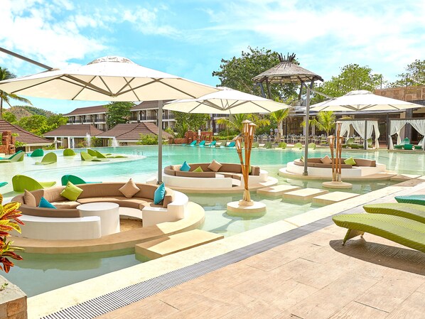 2 kolam renang outdoor, dengan cabana gratis dan payung kolam renang