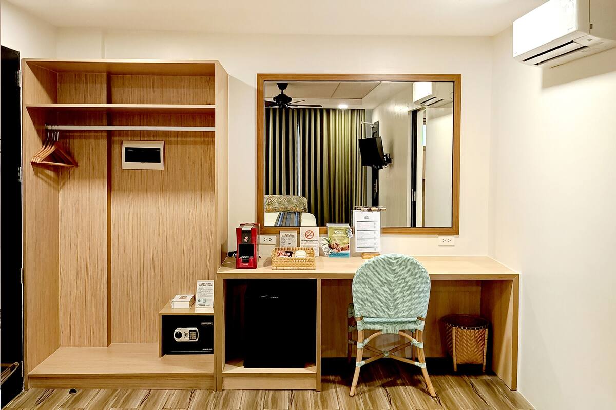 Minibar, desk, laptop workspace, blackout drapes