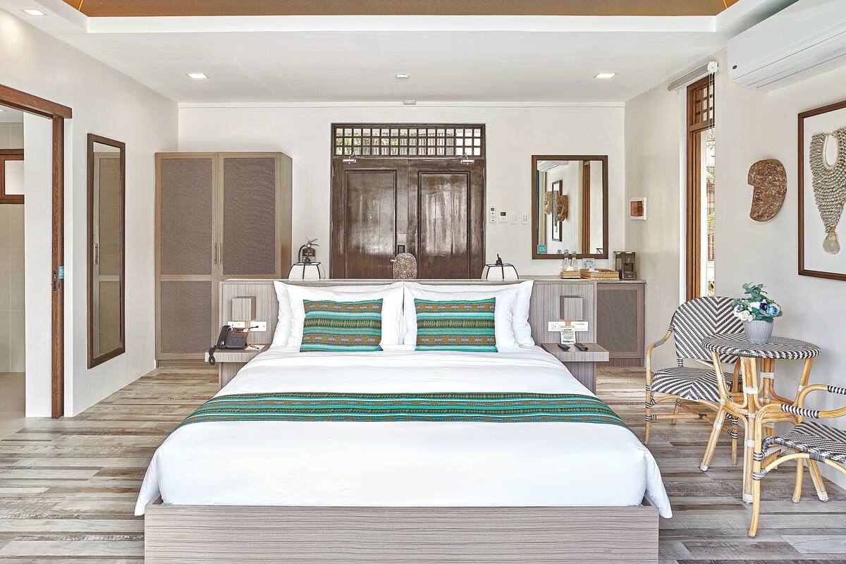 Casita Room - King with Direct Lagoon Pool Access | 办公桌、笔记本电脑工作区、遮光窗帘、免费 WiFi