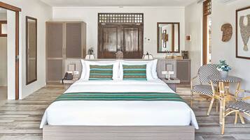 Escritorio, espacio para trabajar con laptop y cortinas blackout