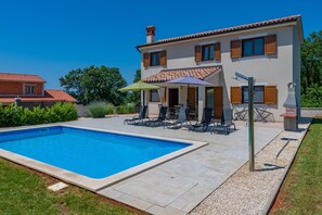 Outdoor pool - Günstig Gelegene Neubau-villa mit Pool (Porec)