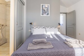 3 soverom, safe på rommet, strykejern/-brett og reiseseng for barn