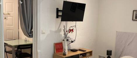 1 chambre, fer et planche à repasser, lit de bébé portatif