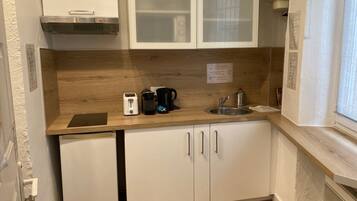 Jääkaappi, mikroaaltouuni, liesi, kahvin-/teenkeitin