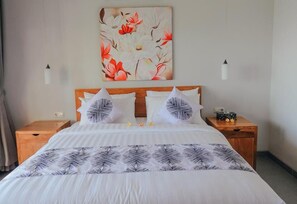 Exclusive Villa, 3 Bedrooms, Private Pool, Beach View | 3 bedrooms, in-room safe, desk, iron/ironing board - Villa Royal Lovina (Buleleng)