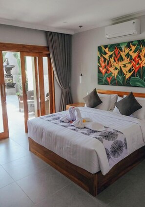 Villa exclusiva, 3 habitaciones, piscina privada, vistas a la playa | 3 dormitorios, caja fuerte, escritorio y tabla de planchar con plancha