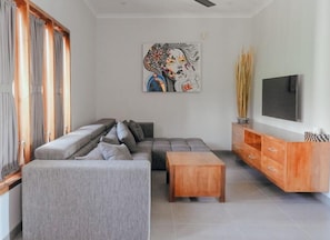 Villa exclusiva, 3 habitaciones, alberca privada, vista a la playa | Sala de estar | Televisión de pantalla plana de 24 pulgadas con canales vía satélite 