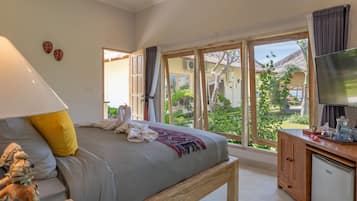 Quarto romântico, 1 quarto, acesso à piscina, vista para o jardim | Cofres nos quartos, escrivaninha, ferros/tábuas de passar roupa