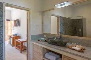 Chambre Deluxe double ou avec lits jumeaux, 1 chambre, accès à la piscine, vue sur le jardin | Salle de bain | Douche cascade, articles de toilette (gratuits), séchoir à cheveux