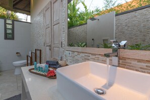 Rainfall showerhead, free toiletries, hair dryer, bathrobes - In Balance Resort (Banjar)