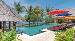 Piscine extérieure, parasols de plage, chaises longues