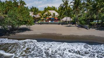 On the beach, free beach shuttle, sun-loungers, beach umbrellas