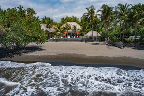 Na praia, serviço de traslado de/para a praia grátis, espreguiçadeiras