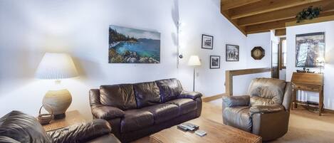 Televisión, chimenea y reproductor de DVD