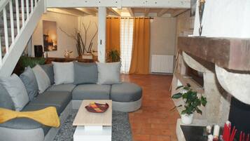 Smart TV, lareira, mesa de pingue-pongue