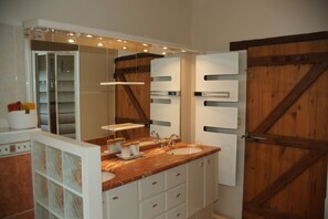 Kombination af bruser/badekar, hårtørrer