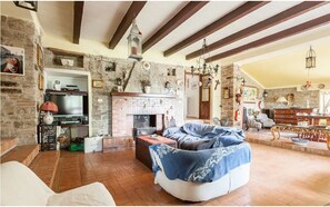 Villa, 5 Schlafzimmer | Wohnzimmer | LED-Fernseher