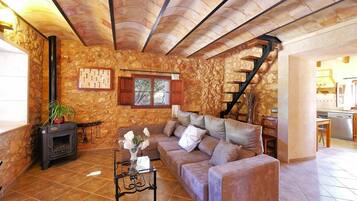 Een televisie, een open haard en een stereo