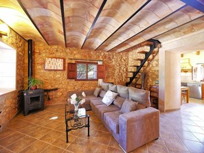 Een televisie, een open haard en een stereo