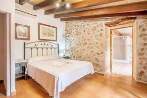 4 slaapkamers, een strijkplank/strijkijzer, gratis wifi, beddengoed