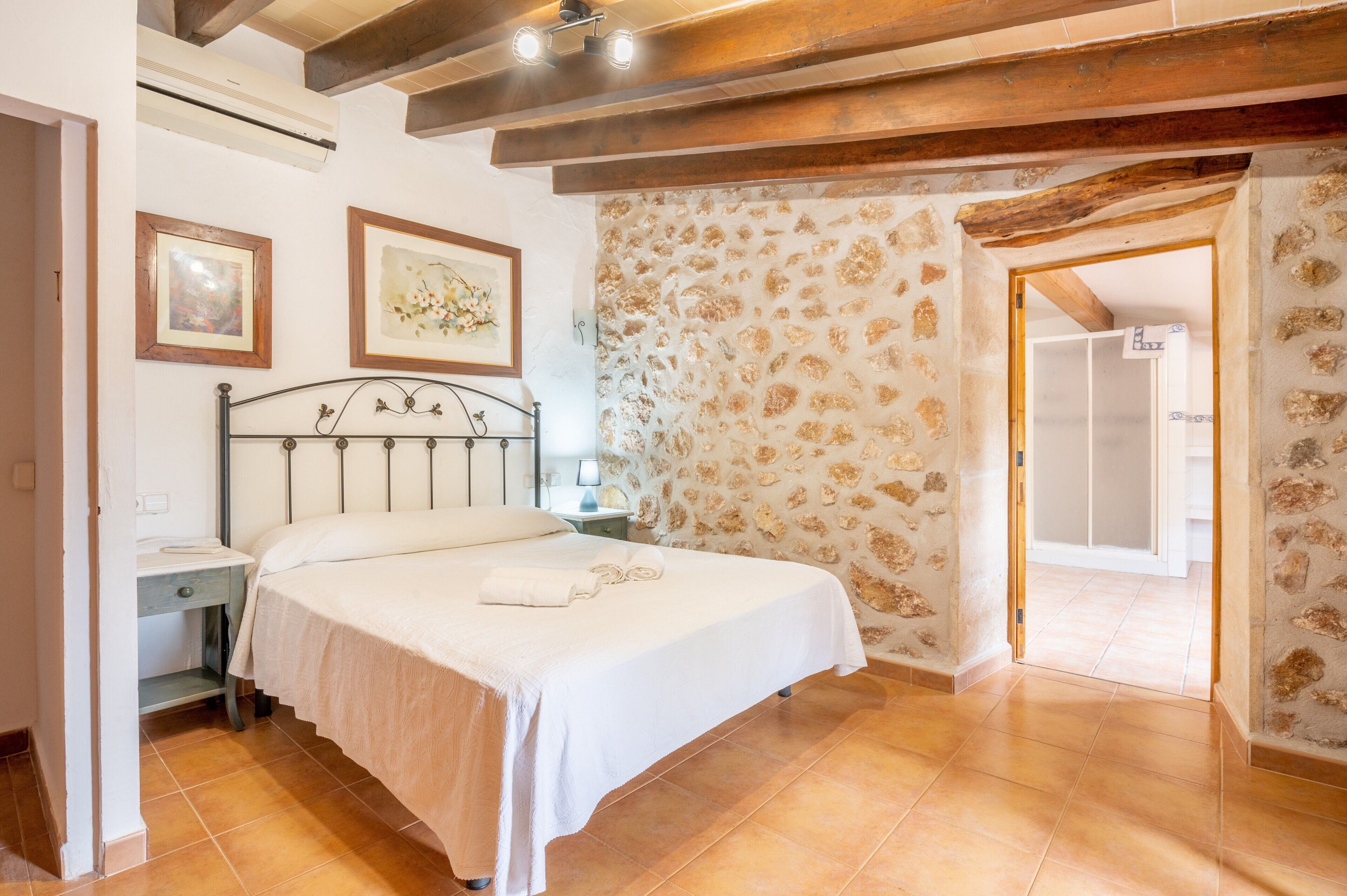 4 Schlafzimmer, Schreibtisch, Bügeleisen/Bügelbrett, kostenloses WLAN