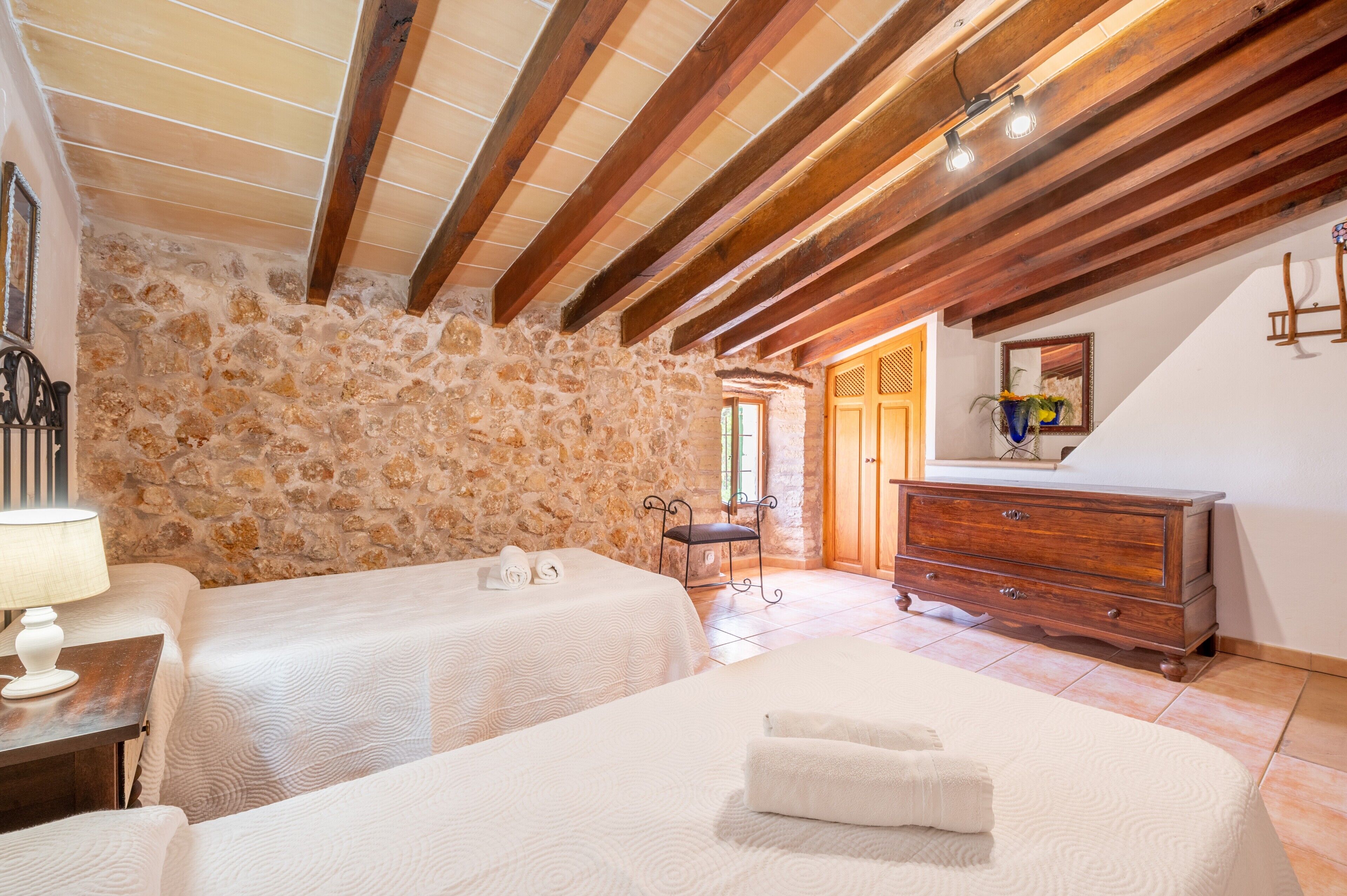 4 室のベッドルーム、デスク、アイロン / アイロン台、WiFi (無料)