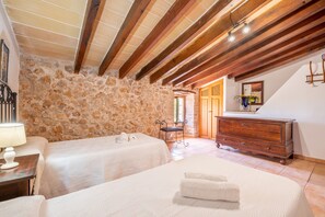 4 bedrooms, desk, iron/ironing board, free WiFi