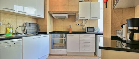Réfrigérateur, micro-ondes, plaque de cuisson, lave-vaisselle