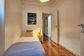 5 Schlafzimmer, Bügeleisen/Bügelbrett