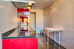 Kühlschrank, Mikrowelle, Ofen, Geschirrspüler