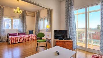 2 bedrooms, iron/ironing board, WiFi