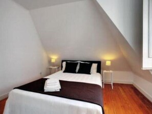 4 chambres, fer et planche à repasser