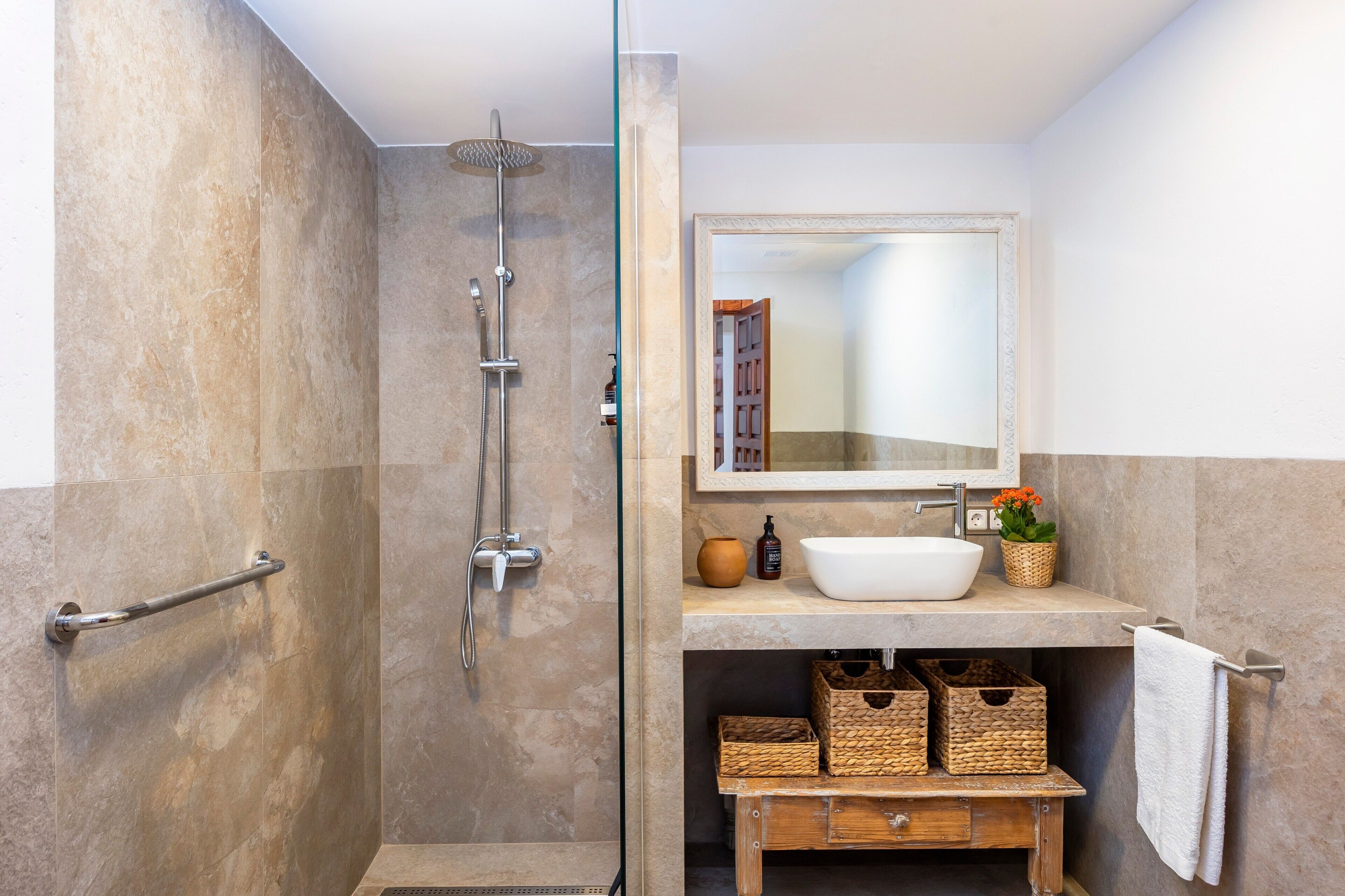 Badewanne, Haartrockner, Handtücher